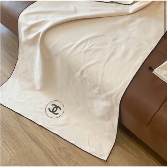 Ivory Throw with Black Emblem - Picture 3 of 10